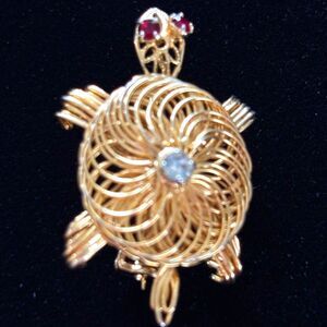VTG Turtle Brooch Gold Tone Filigree Shell Ruby Red Rhinestone Accent Animal Pin